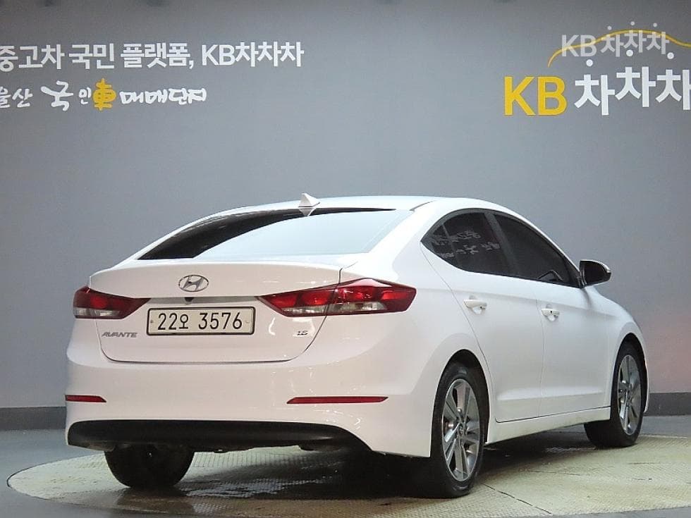 Hyundai Avante (Elantra)AD1.6 GDi Value Plus - 2
