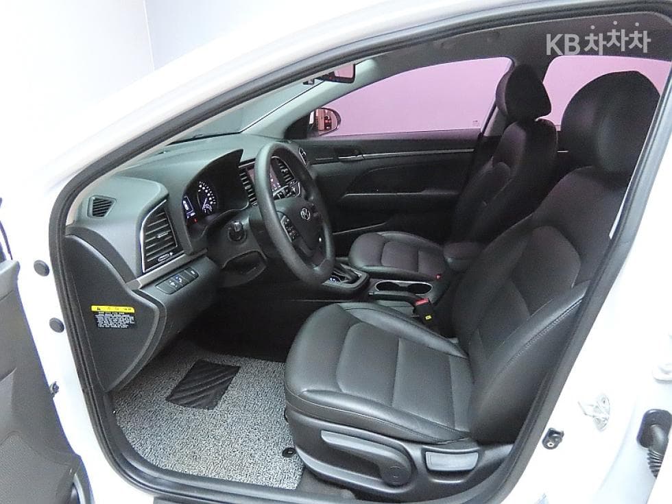 Hyundai Avante (Elantra)AD1.6 GDi Value Plus - 10