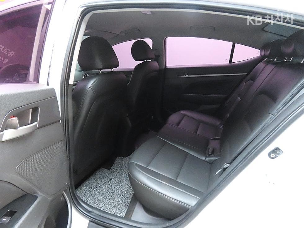 Hyundai Avante (Elantra)AD1.6 GDi Value Plus - 11
