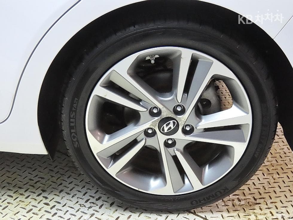 Hyundai Avante (Elantra)AD1.6 GDi Value Plus - 20