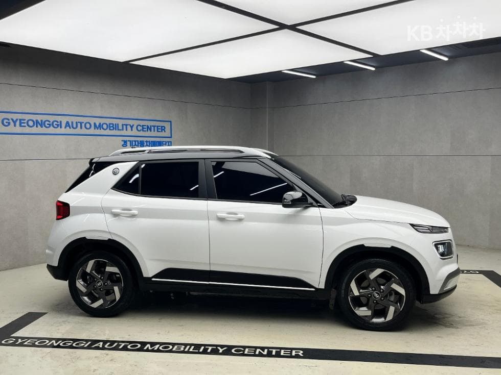 Hyundai VenueGasoline 1.6 FLUX - 2