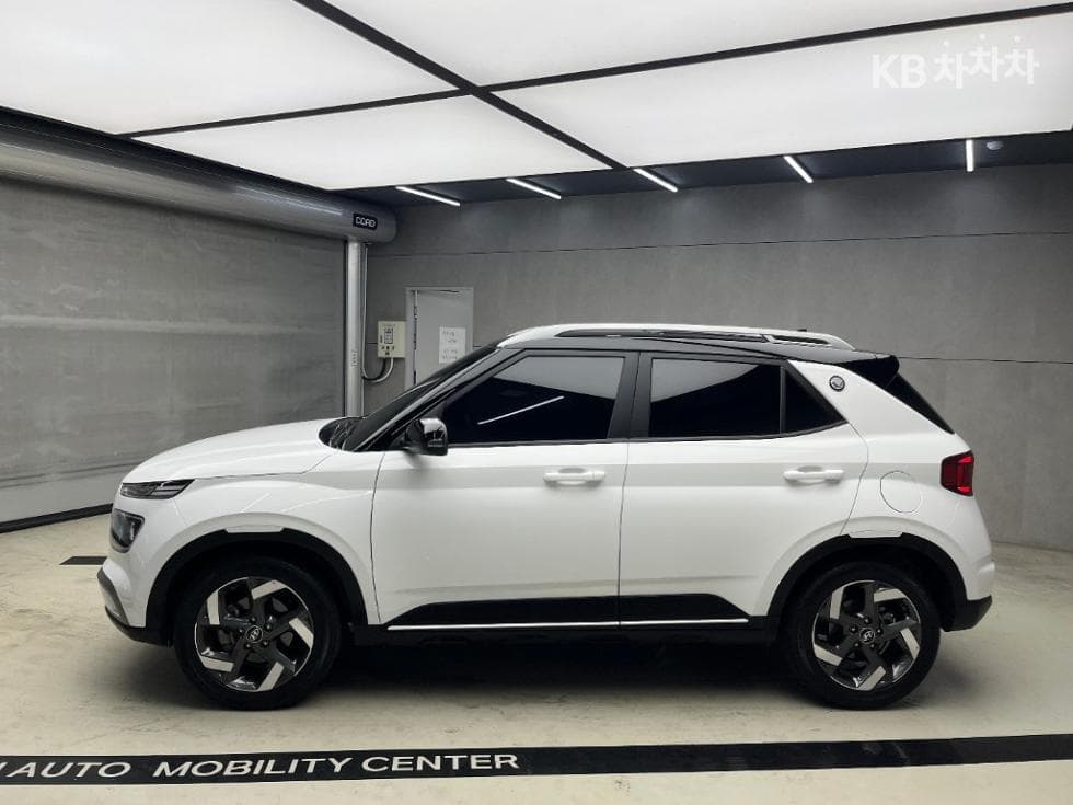 Hyundai VenueGasoline 1.6 FLUX - 4