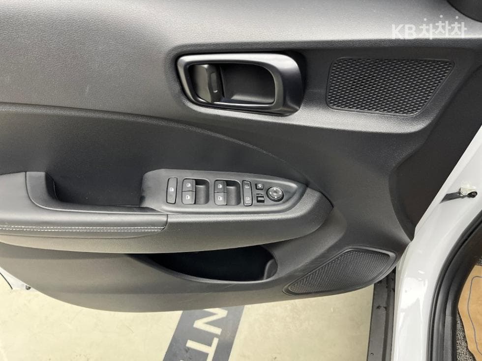 Hyundai VenueGasoline 1.6 FLUX - 11