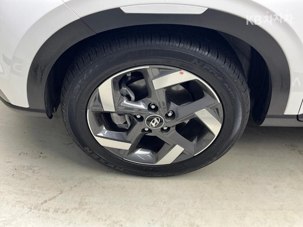 Hyundai VenueGasoline 1.6 FLUX - 17