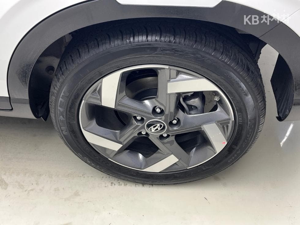 Hyundai VenueGasoline 1.6 FLUX - 18