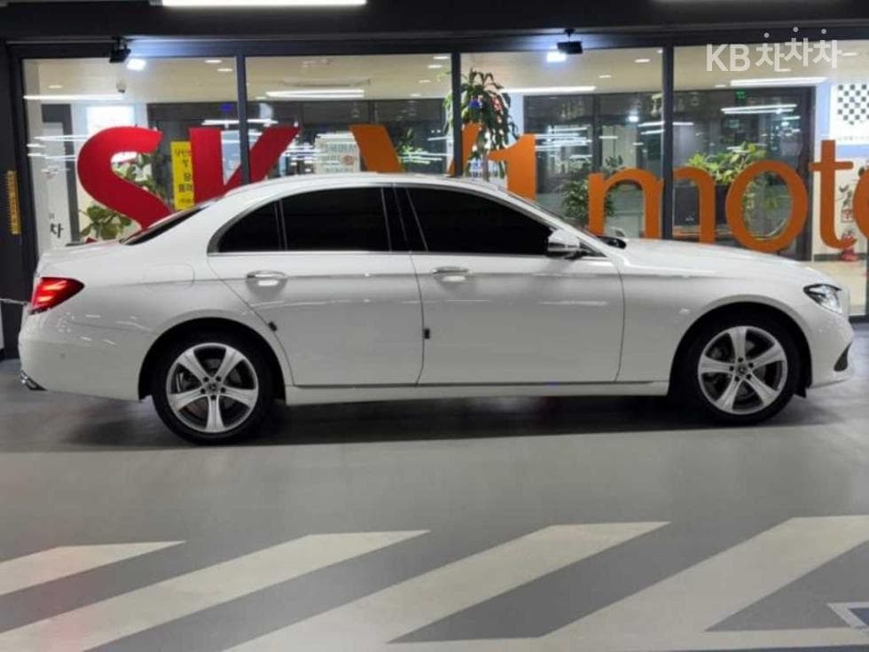 Mercedes-Benz E-Class (W213)E220d Avantgarde - 3