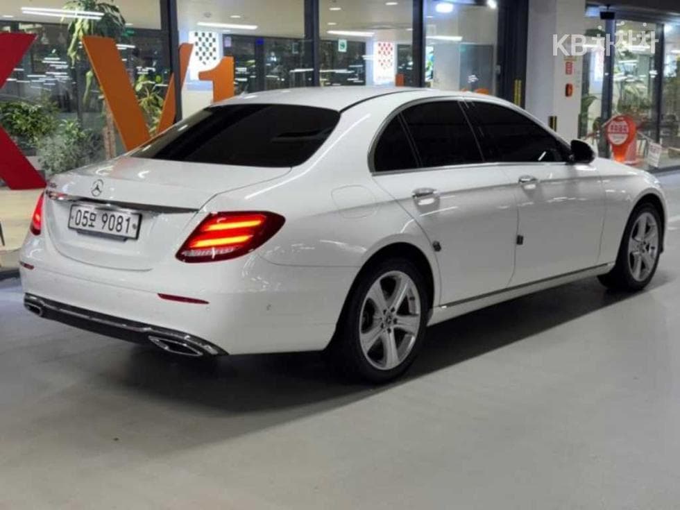 Mercedes-Benz E-Class (W213)E220d Avantgarde - 4