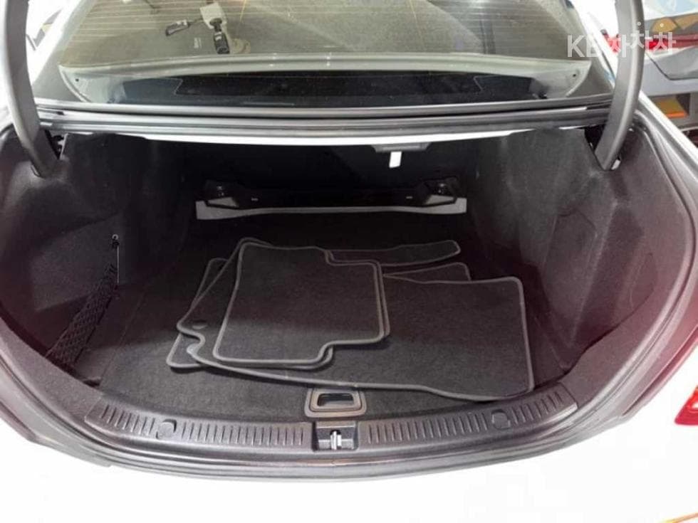 Mercedes-Benz E-Class (W213)E220d Avantgarde - 17