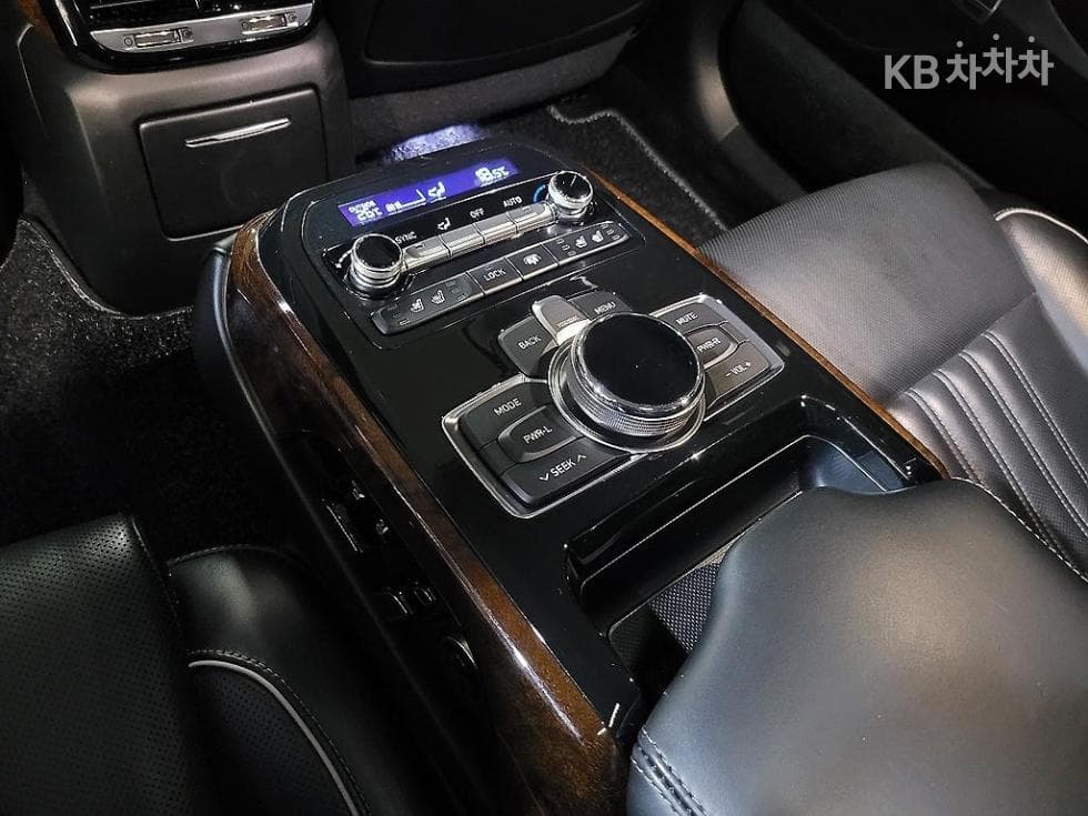Genesis EQ9003.8 GDI AWD Prestige - 17