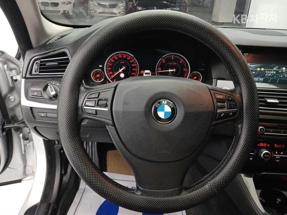 BMW 5 Series520d - 11