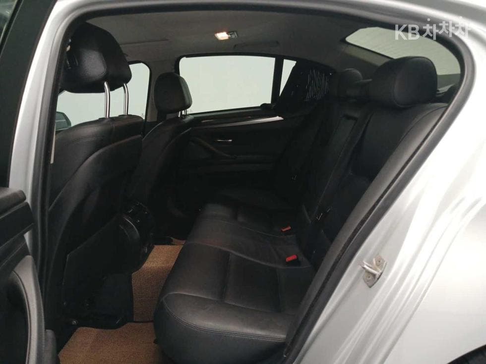 BMW 5 Series520d - 13
