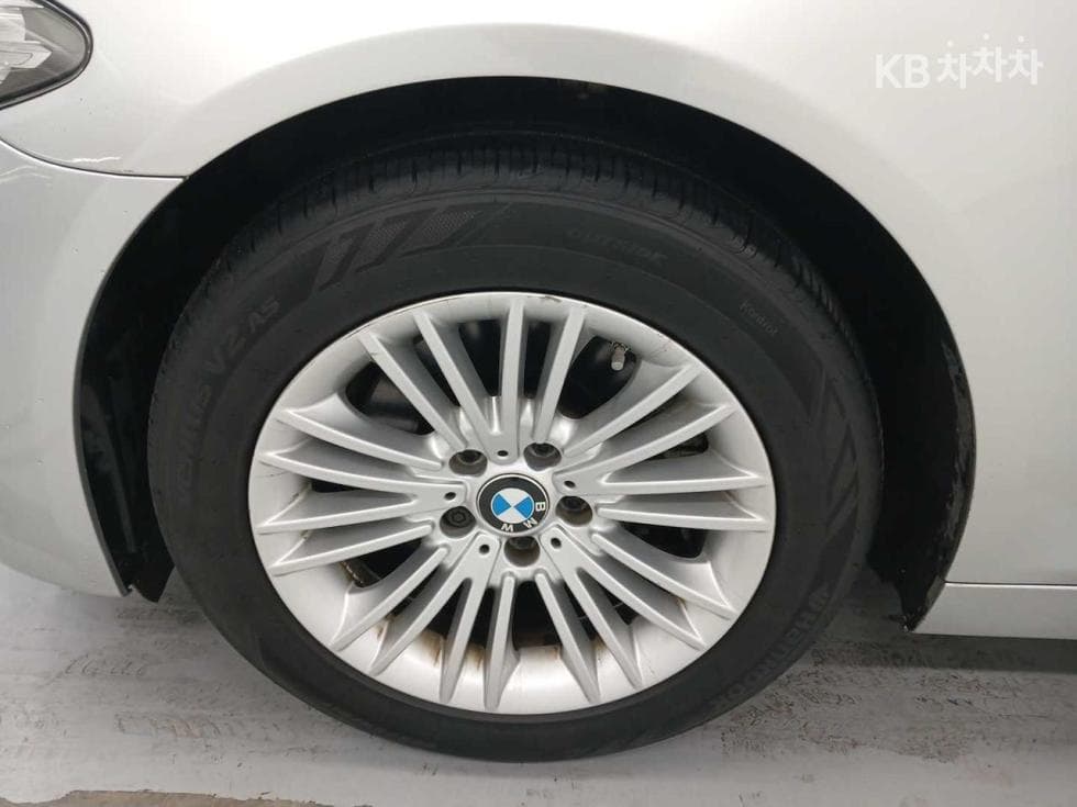 BMW 5 Series520d - 23