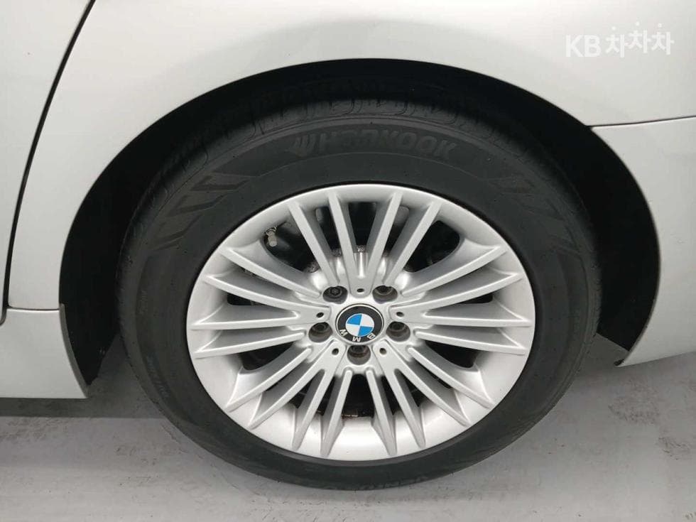 BMW 5 Series520d - 24