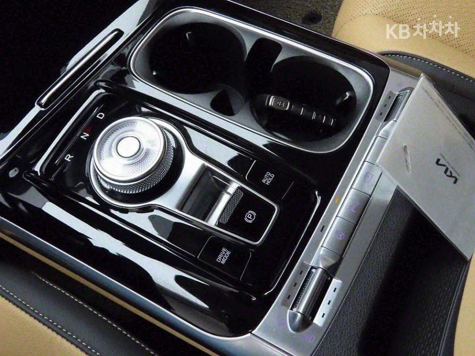 (384 views6679)Kia Carnival 4th Generation G3.5 GDI 9Passenger Signature - 10