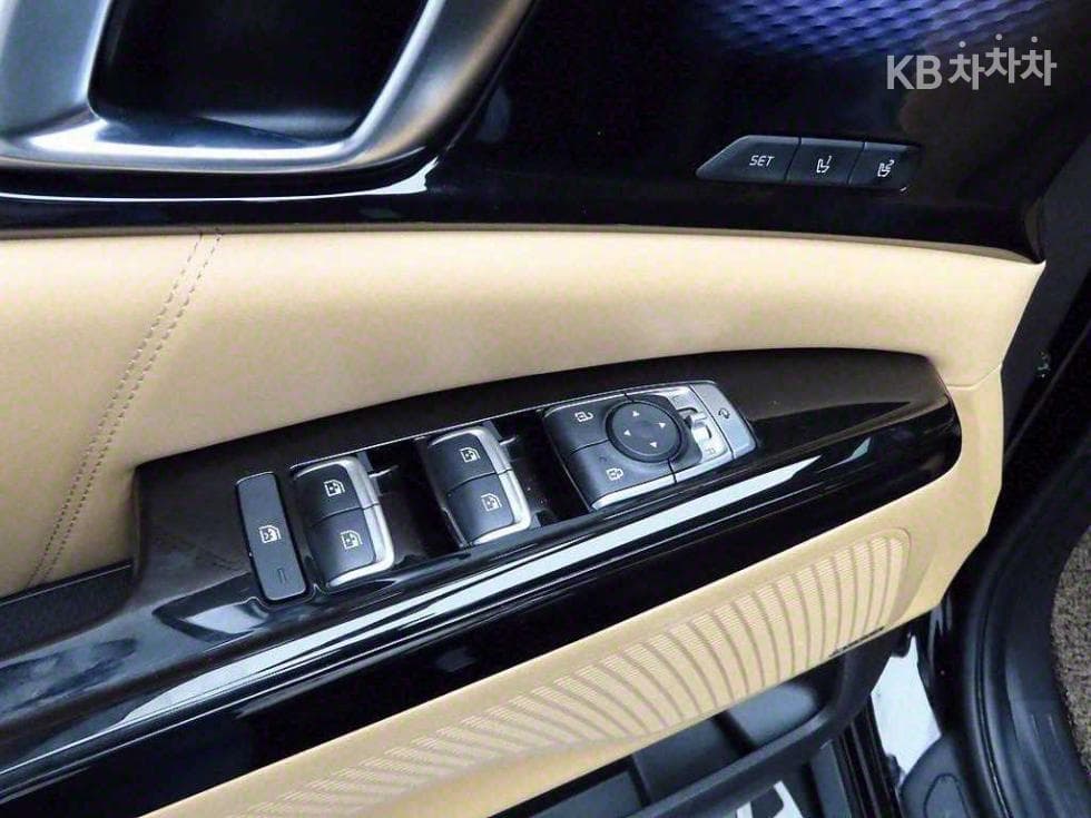 (384 views6679)Kia Carnival 4th Generation G3.5 GDI 9Passenger Signature - 11