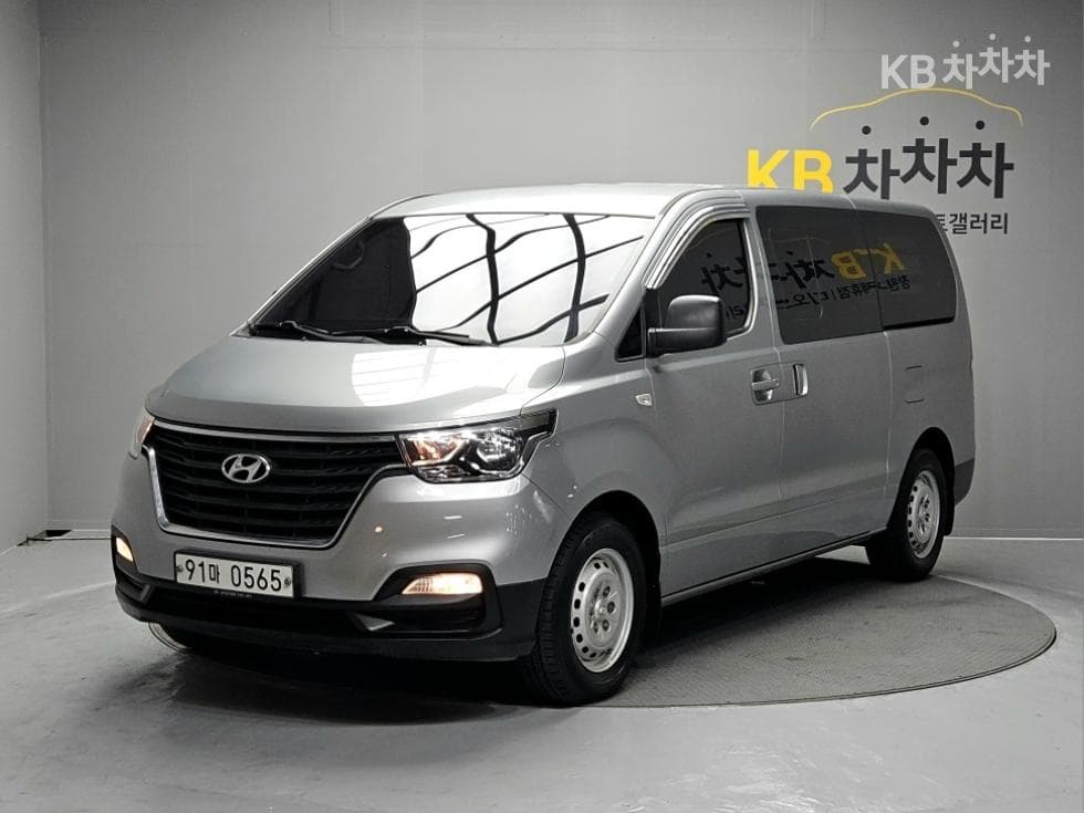Hyundai The New Grand Starex Van 5-Passenger Style - Image 1