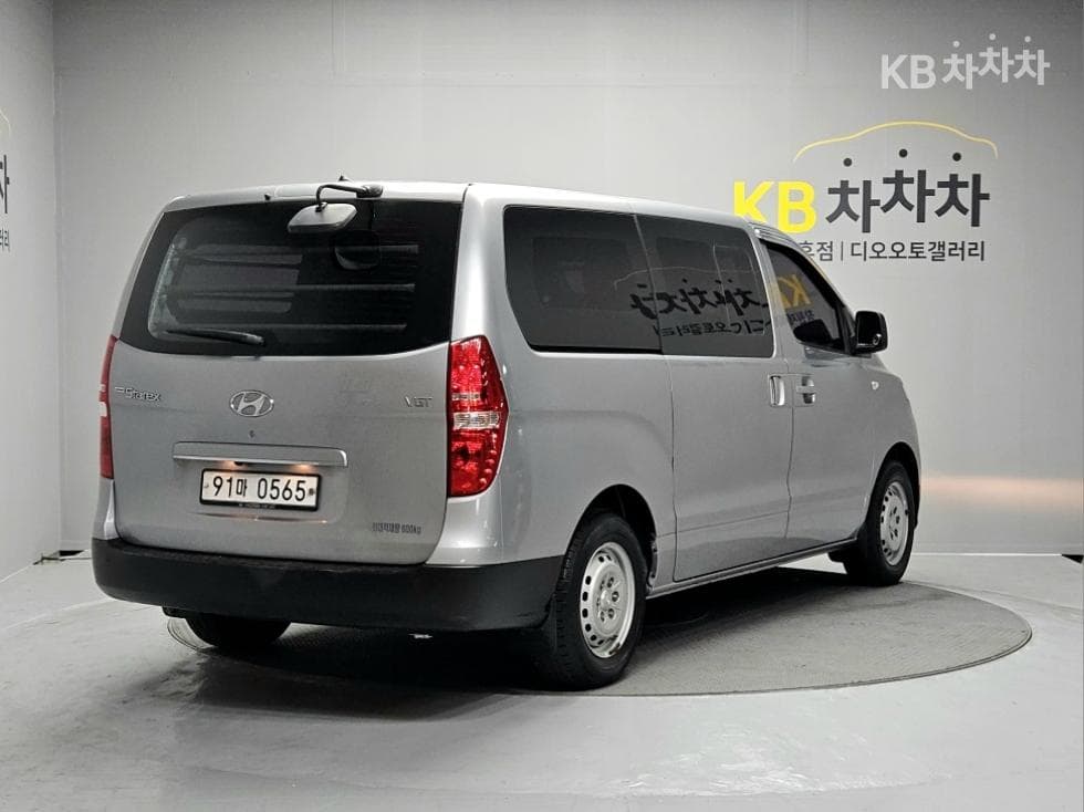 Hyundai The New Grand Starex Van 5-Passenger Style - Image 3