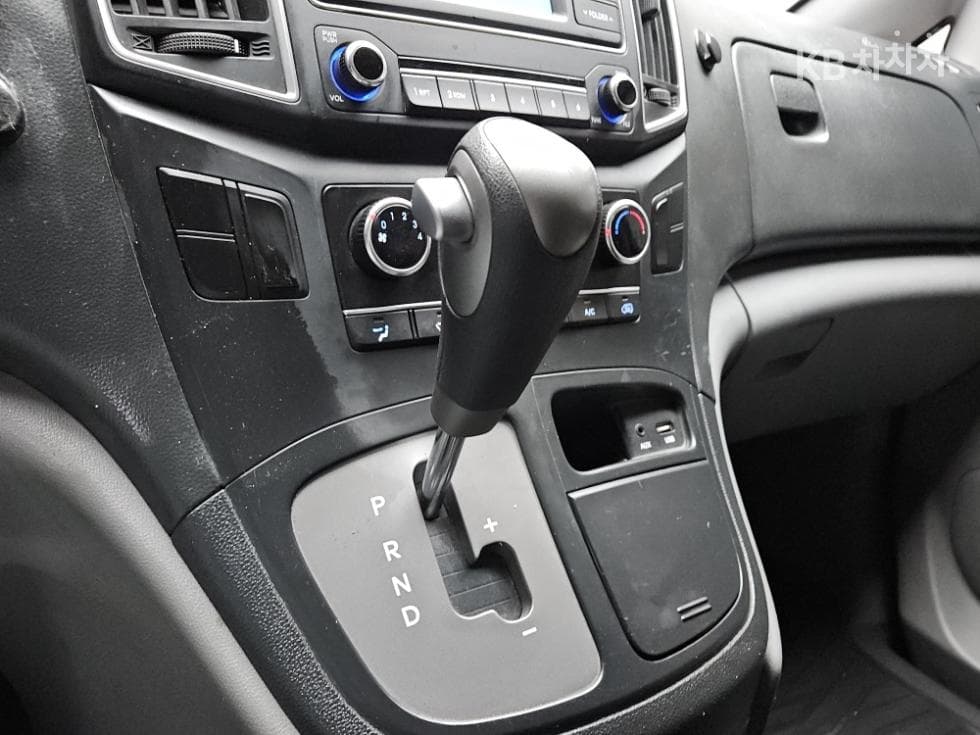 (91M0565)Hyundai The New Grand Starex Van 5 Passenger Style - 7