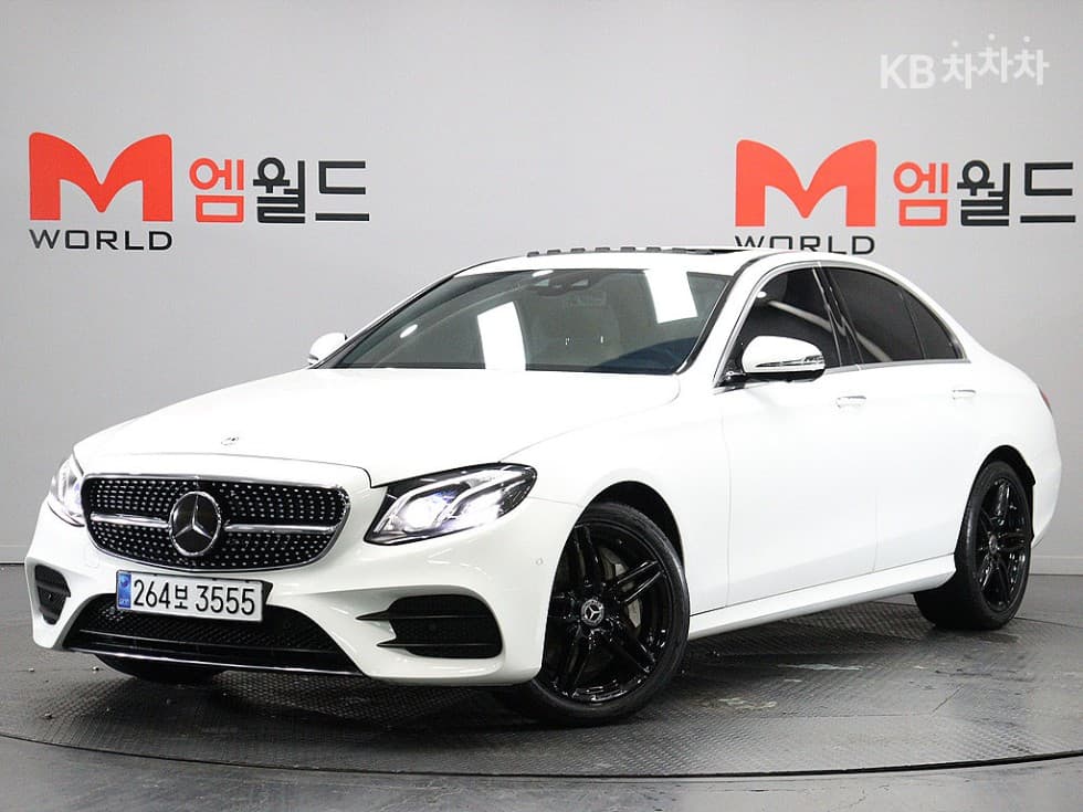 Mercedes-Benz E-Class (W213) E300 4Matic AMG Line - Image 1
