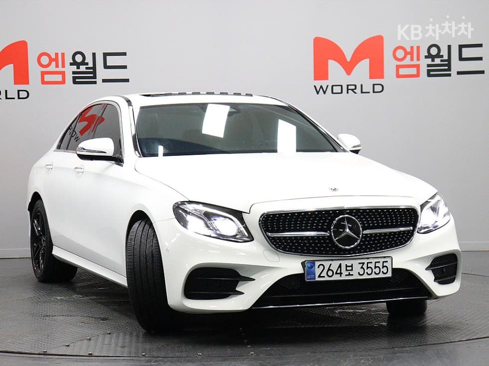Mercedes-Benz E-Class (W213) E300 4Matic AMG Line - Image 2