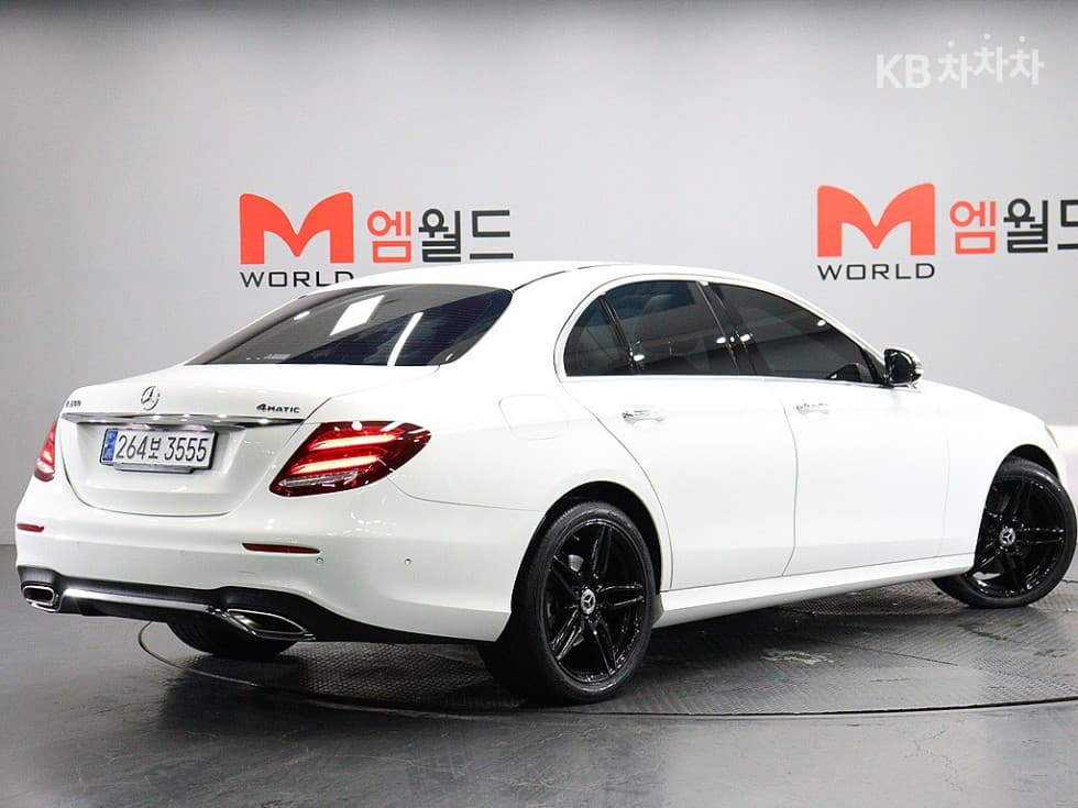 Mercedes-Benz E-Class (W213) E300 4Matic AMG Line - Image 3