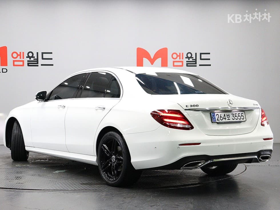 Mercedes-Benz E-Class (W213) E300 4Matic AMG Line - Image 4