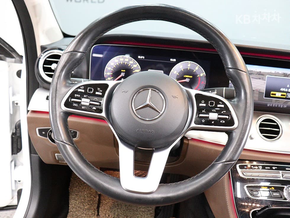 (264bo3555)Mercedes-Benz E-Class (W213)E300 4Matic AMG Line - 14