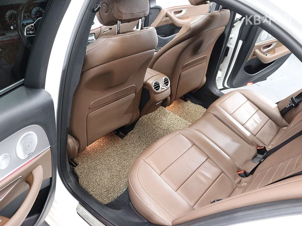 (264bo3555)Mercedes-Benz E-Class (W213)E300 4Matic AMG Line - 15