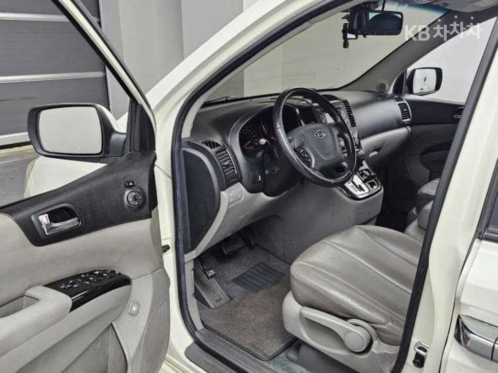 Kia Carnival RNewCarnival Limousine GLX Standard - 11