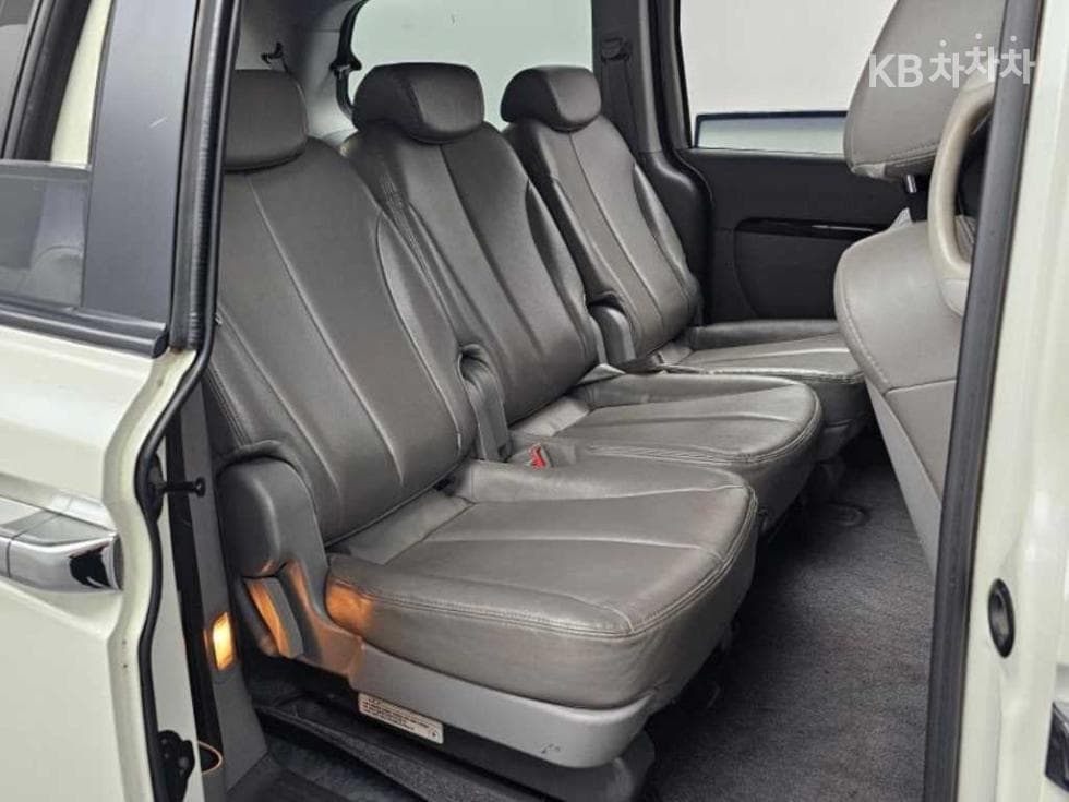 Kia Carnival RNewCarnival Limousine GLX Standard - 12