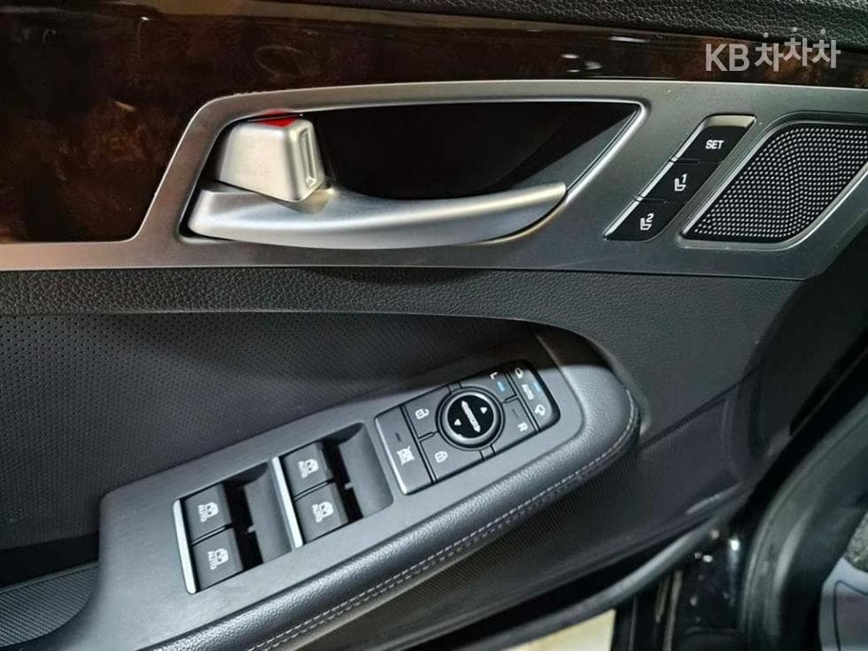Hyundai GenesisDHG330 Premium AWD - 11