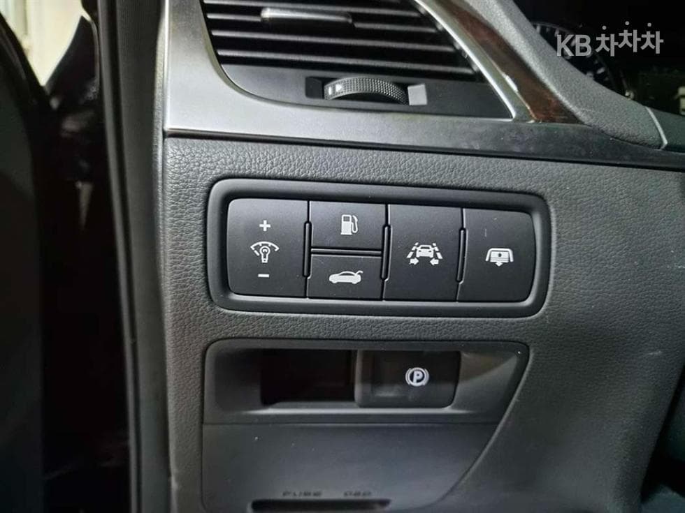Hyundai GenesisDHG330 Premium AWD - 12