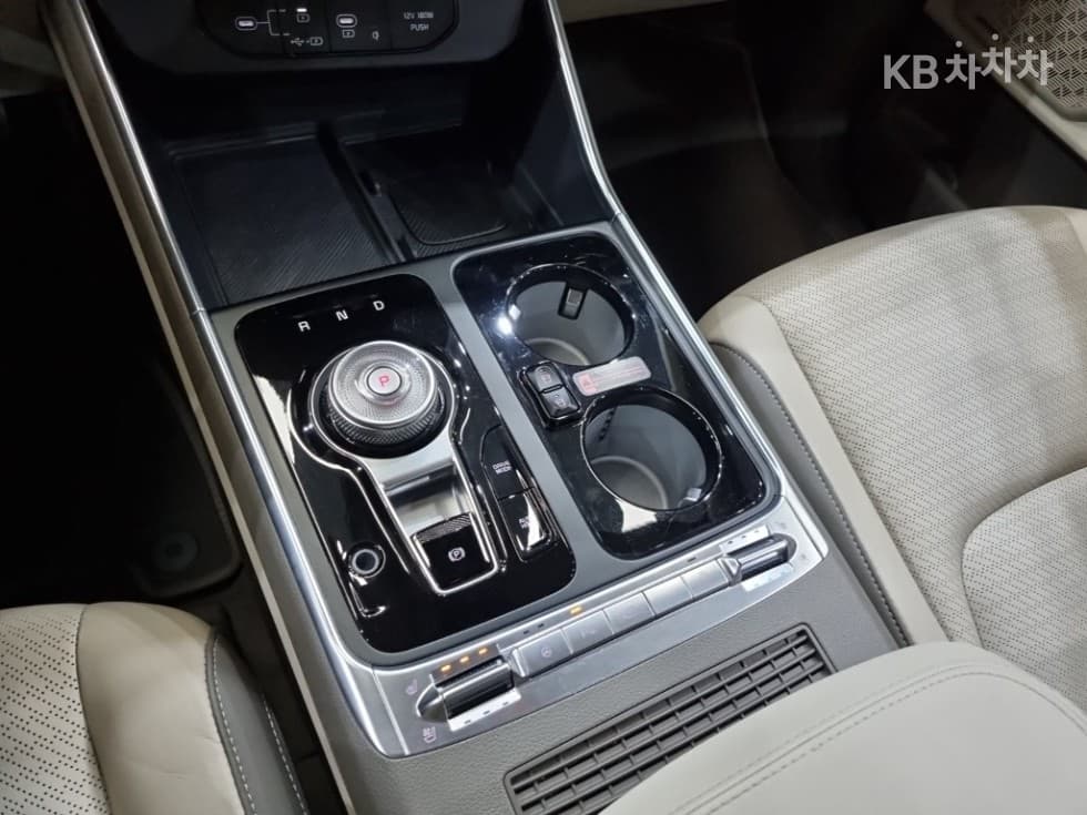 Киа The New (фейслифт) Канивал 4-то поколениеG3.5 GDI 9-местен Signature - 12