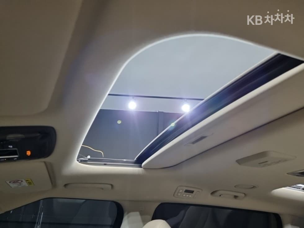 Киа The New (фейслифт) Канивал 4-то поколениеG3.5 GDI 9-местен Signature - 20