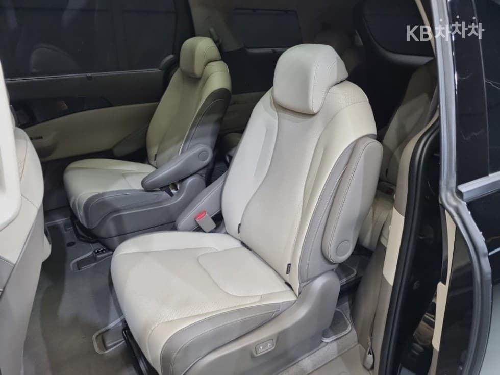 Киа The New (фейслифт) Канивал 4-то поколениеG3.5 GDI 9-местен Signature - 26