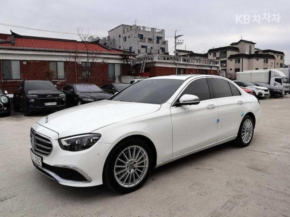 Mercedes-Benz E-Class (W213) E250 Avantgarde - Image 1