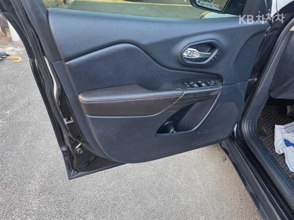 지프 체로키2.2 Дизел Лимитиран - 13