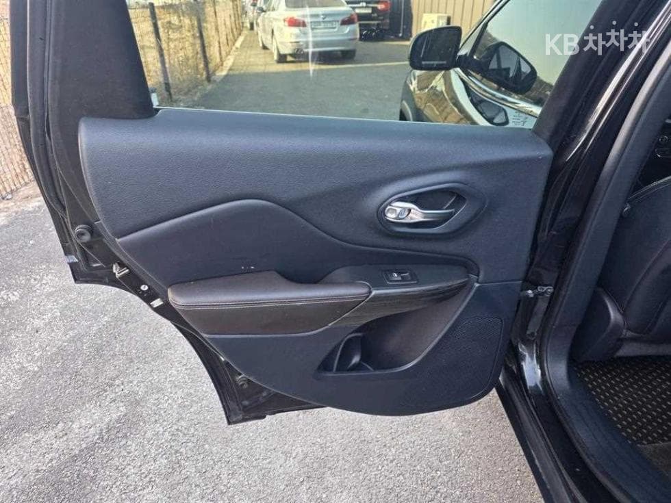 지프 체로키2.2 Дизел Лимитиран - 16