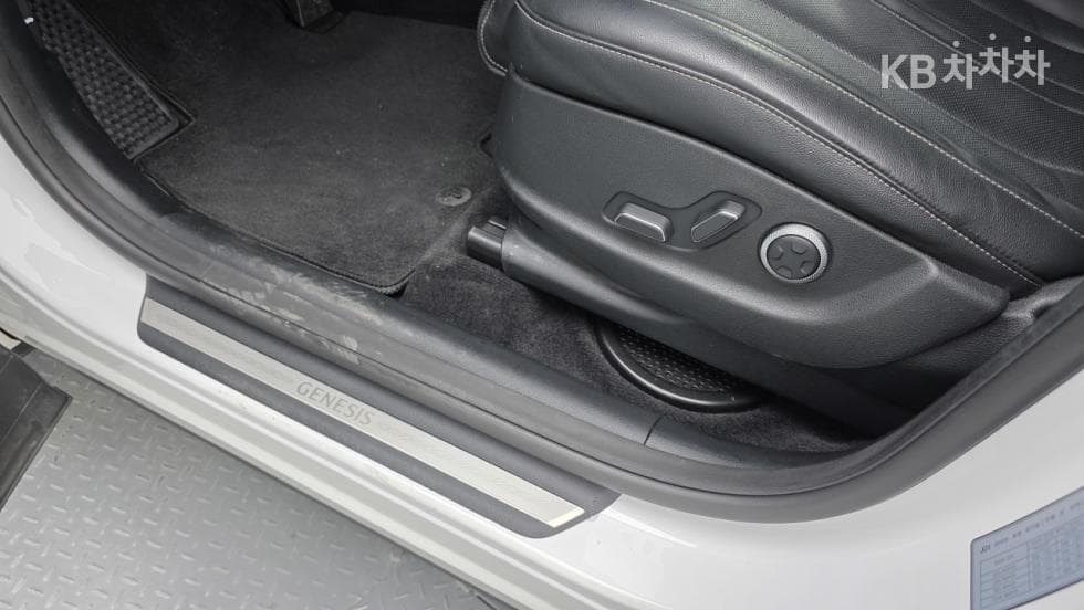 Genesis GV803.0 Diesel 2WD - 17