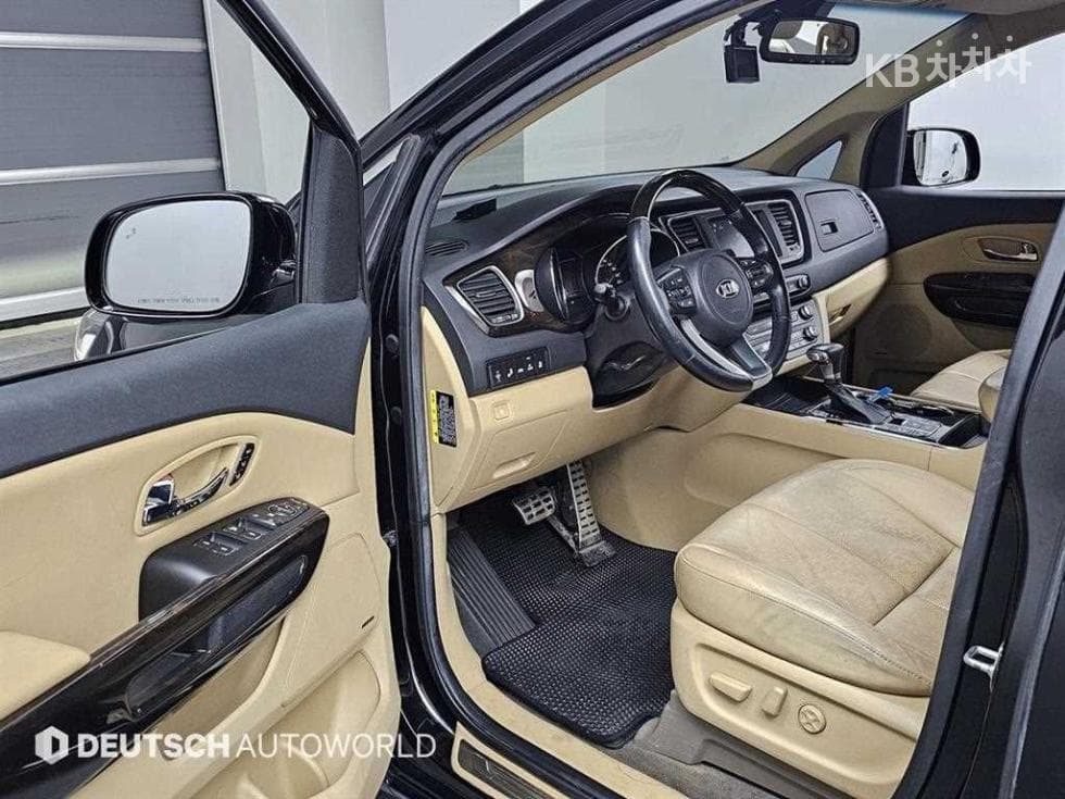 Kia The New (facelift) Carnival7-seater (Limousine) 2.2 Diesel Limousine President - 11