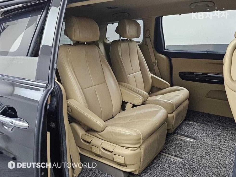 Kia The New (facelift) Carnival7-seater (Limousine) 2.2 Diesel Limousine President - 12