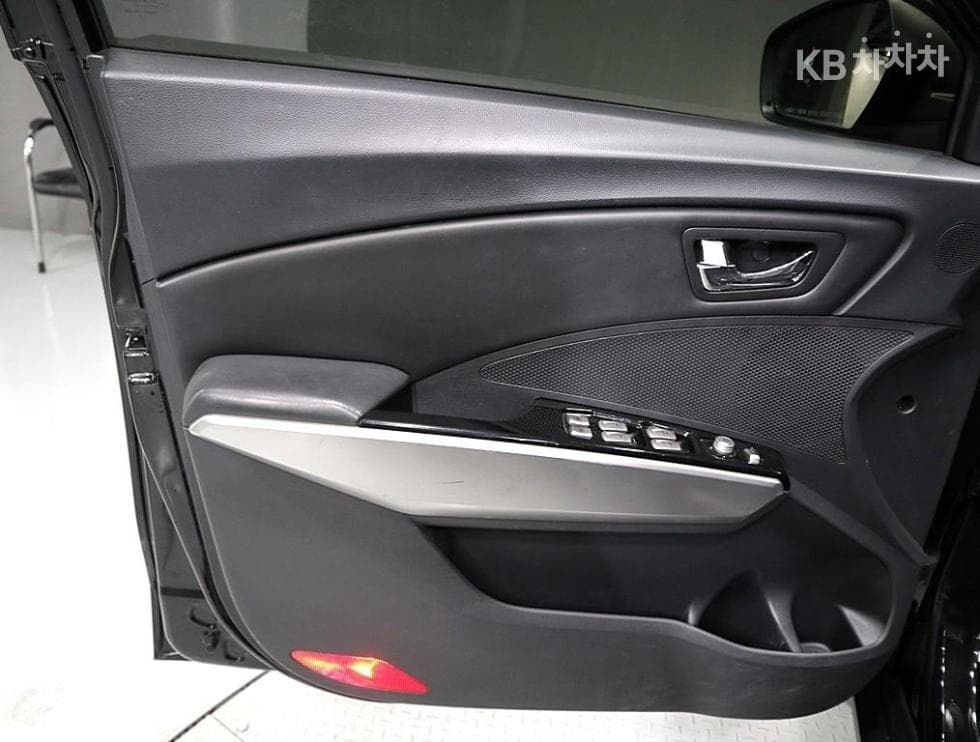 KG Mobility TivoliGasoline LX Standard - 8