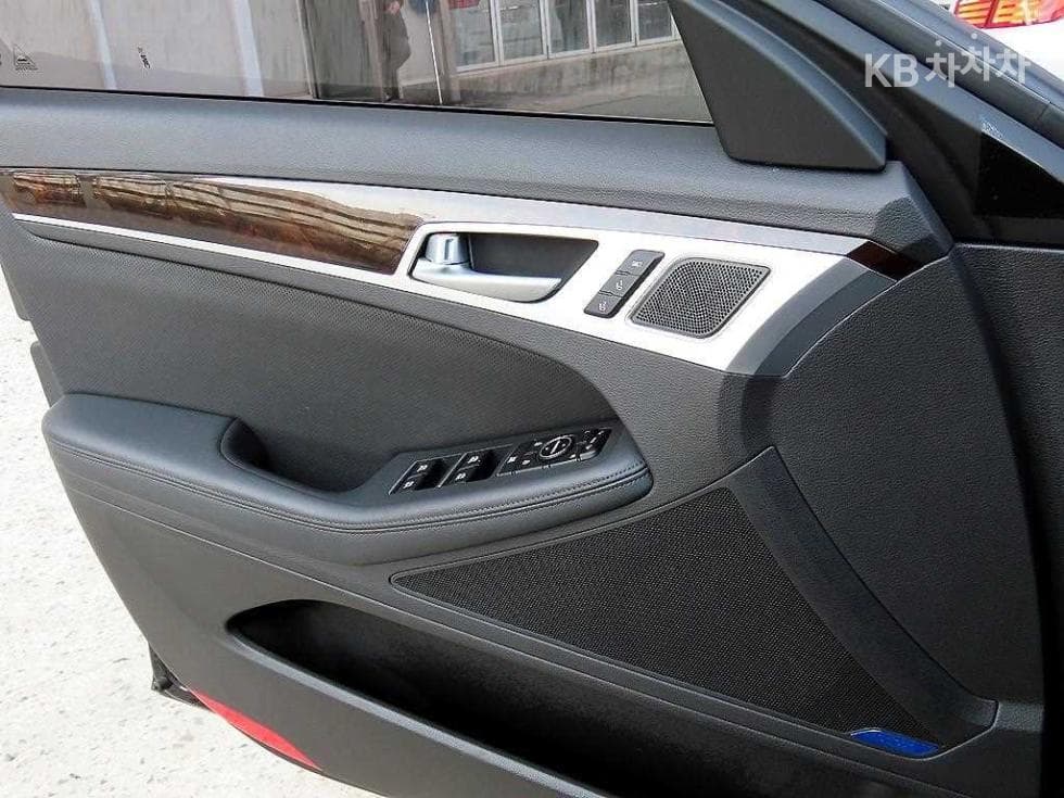 Hyundai GenesisDHG330 Premium AWD - 12