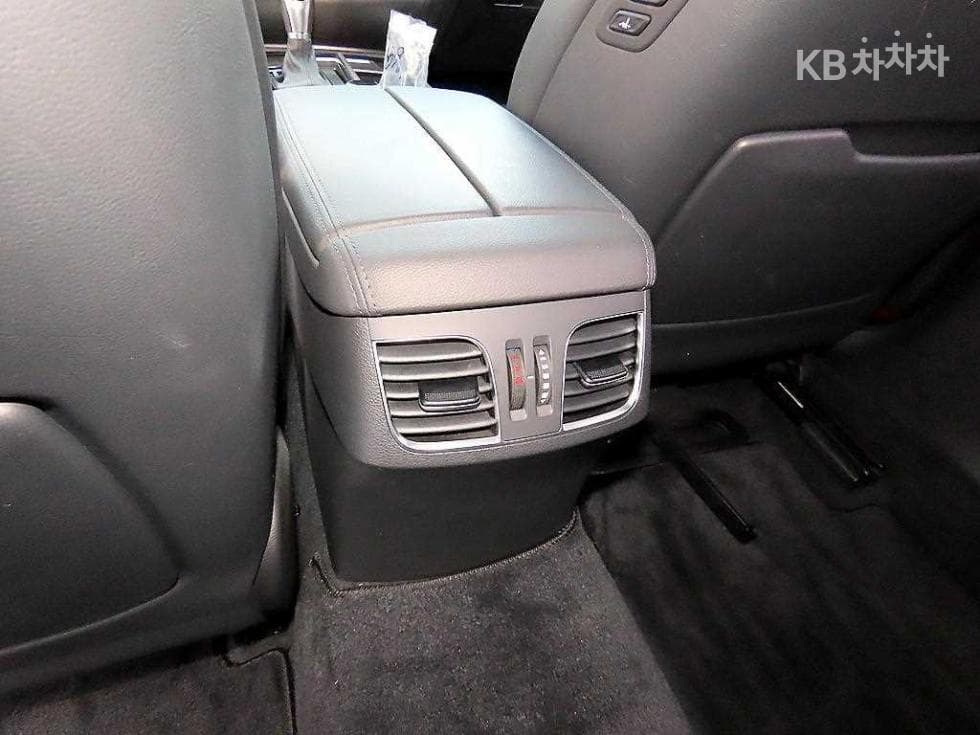 Hyundai GenesisDHG330 Premium AWD - 17