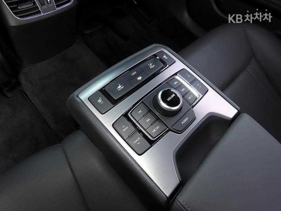 Hyundai GenesisDHG330 Premium AWD - 18