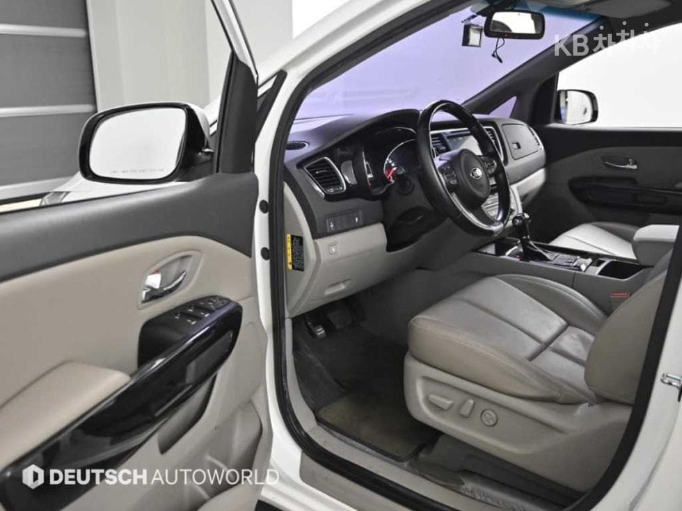 Kia All New Carnival7-seater (Limousine) 2.2 Diesel Limousine VIP - 10