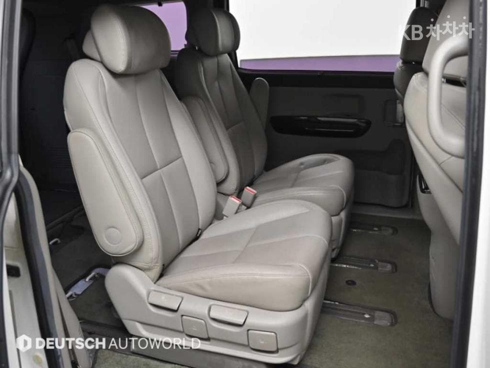 Kia All New Carnival7-seater (Limousine) 2.2 Diesel Limousine VIP - 11