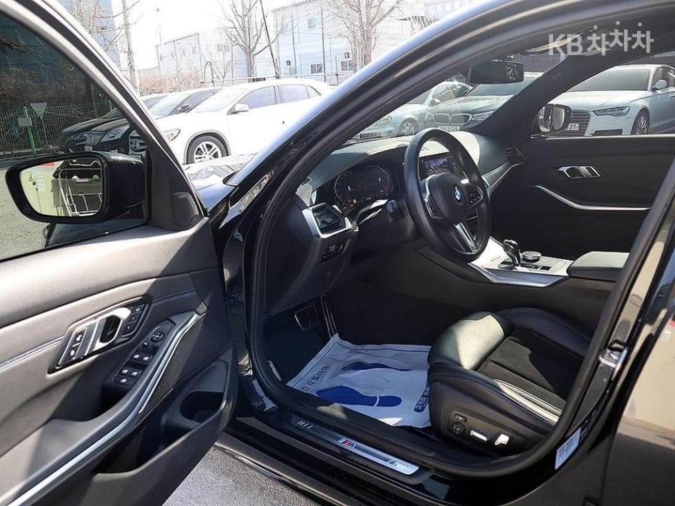 BMW 3 Series (G20)320i M Sport Black Suit Edition - 6