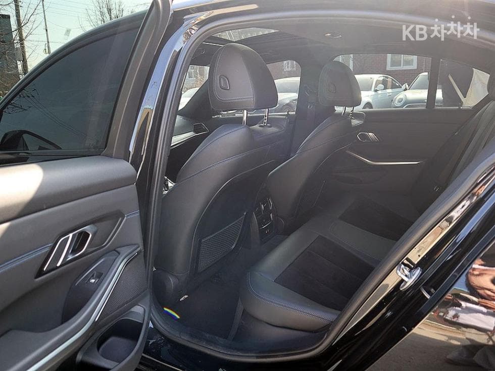 BMW 3 Series (G20)320i M Sport Black Suit Edition - 7