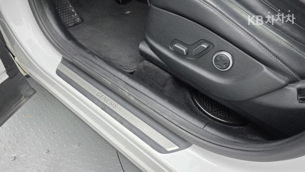 Genesis GV802.5 Turbo Gasoline 2WD - 17